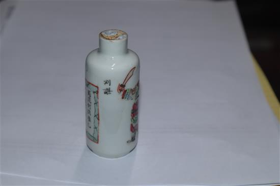 A Chinese famille rose cylindrical snuff bottle H.7.5cm